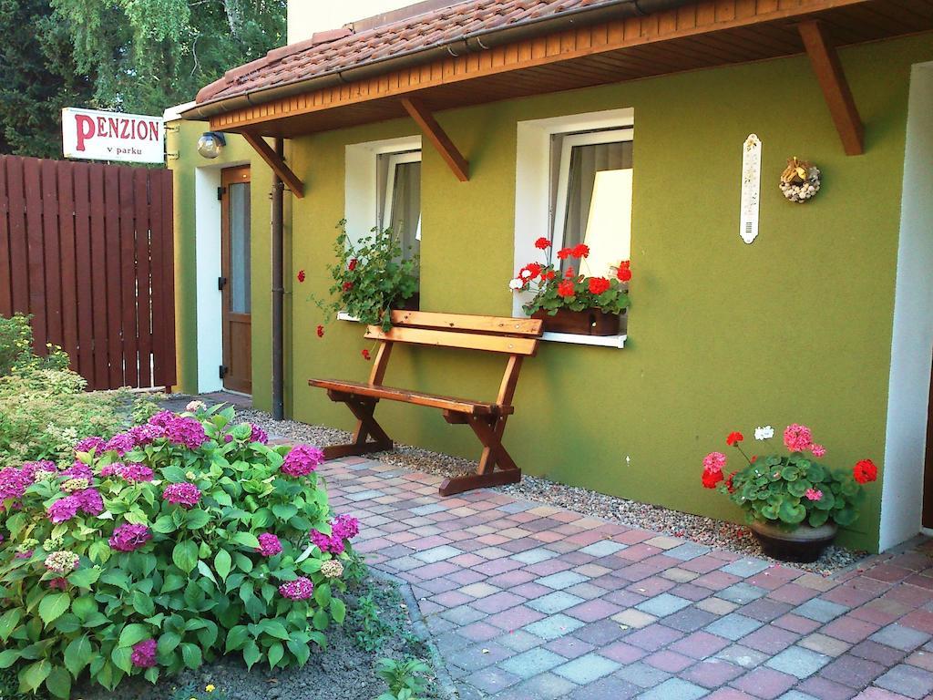 Penzion V Parku Cejkovice  Bagian luar foto